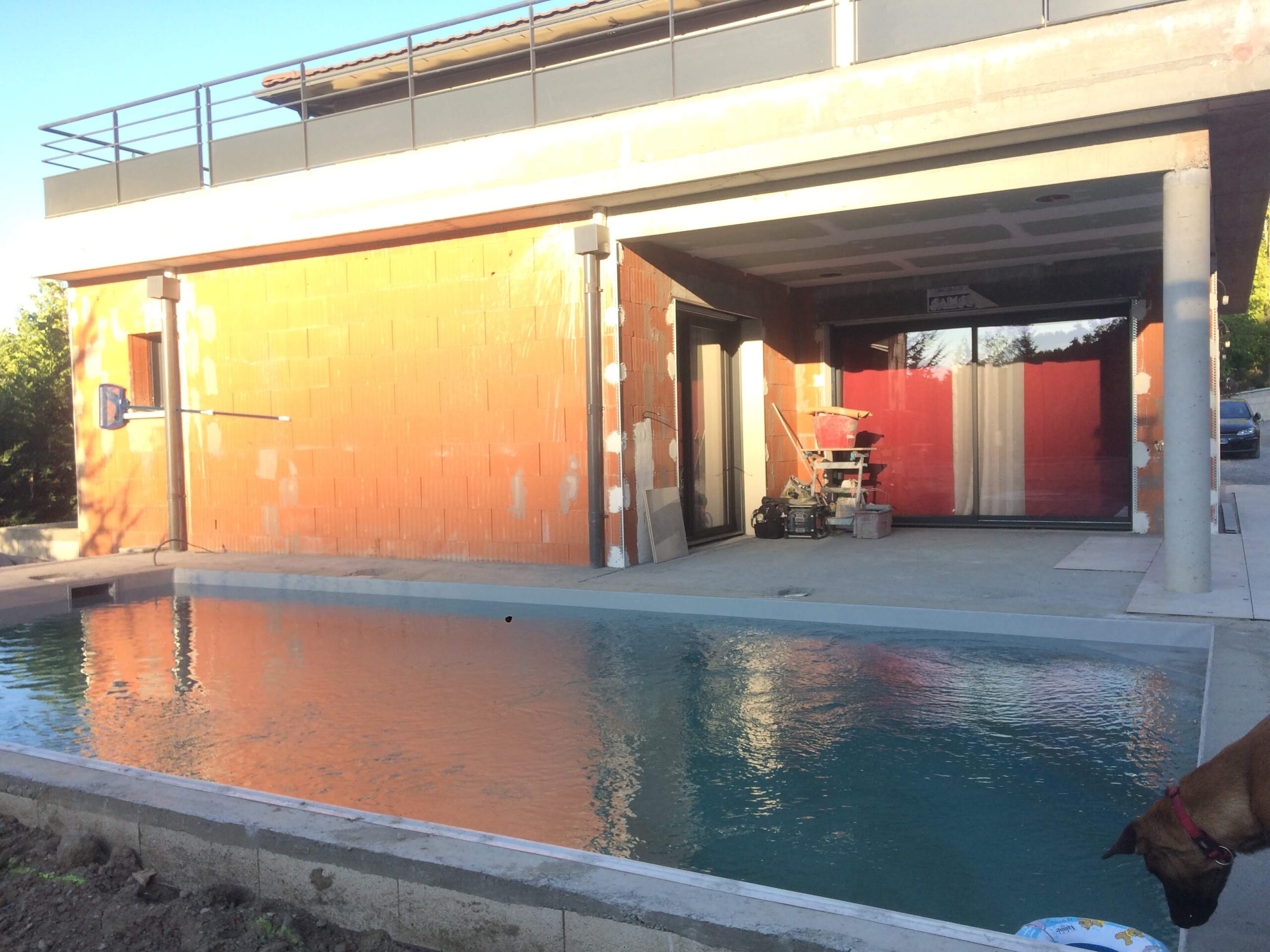 Aménagement extérieur réalisé par DB Construction dans les Hautes-Alpes — terrasse et voie d'accès paysagée