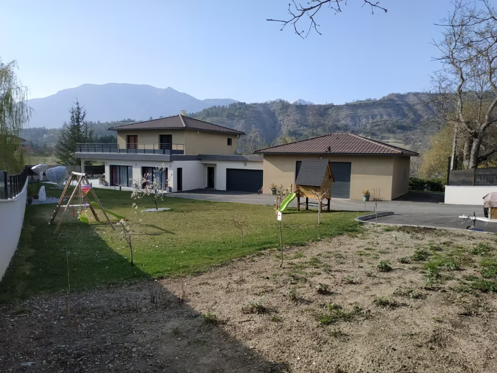 Voie d'accès réalisée par DB Construction dans les Hautes-Alpes — béton désactivé