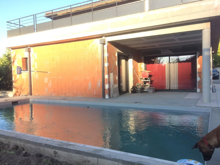 Aménagement extérieur réalisé par DB Construction dans les Hautes-Alpes — terrasse et voie d'accès paysagée