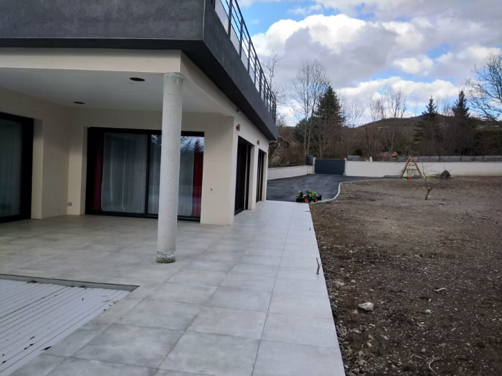 Réalisation aménagement extérieur DB Construction — terrasse paysagée dans les Hautes-Alpes