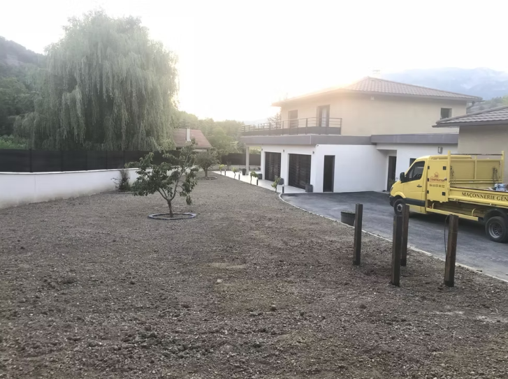 Jardin aménagé par DB Construction — clôture sur mesure et espace vert Hautes-Alpes