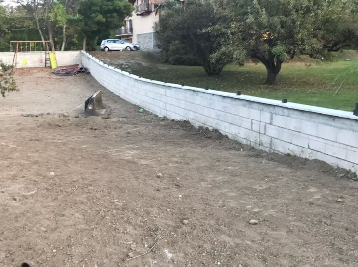 Terrasse en dalles réalisée par DB Construction — aménagement extérieur résidentiel Gap 05
