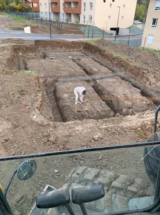 Fouilles de fondation pour maison individuelle avec tranchées réalisées par DB Construction dans les Hautes-Alpes (05)