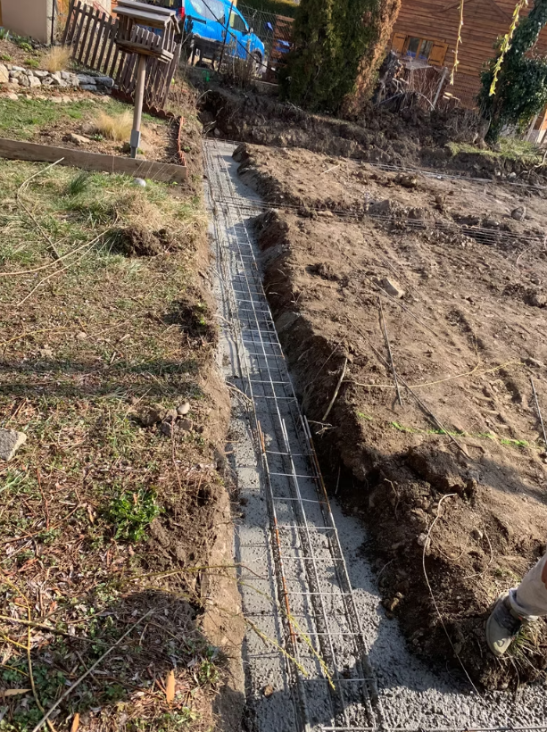 Tranchée pour pose de réseaux enterrés sur terrain en construction – chantier DB Construction Gap